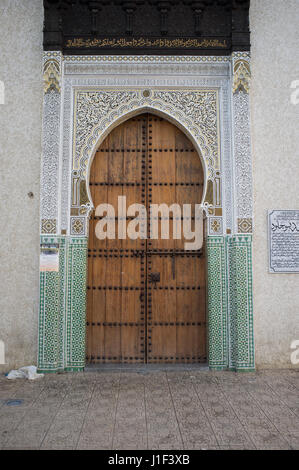 Serrure de porte en forme de l'islam traditionnel dans la médina historique dans l'ancienne ville de Fès au Maroc Banque D'Images