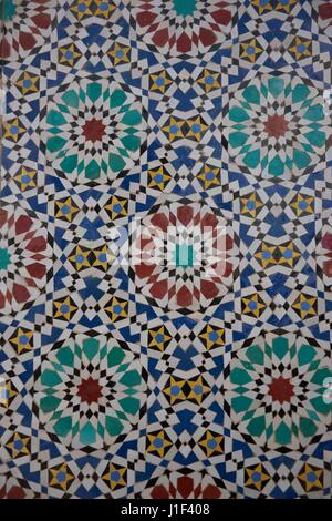 Détail de mosaïque ornée sur les portes du Palais Royal de Fès, Maroc. Banque D'Images