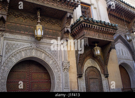 Entrée ornée de l'historique mosquée Kairaouin profondément à l'intérieur de la médina de Fès au Maroc Banque D'Images