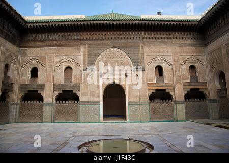 La sculpture ornée sur le plâtre des murs et sur les boiseries dans la cour de la Madrasa Bou Inania historique dans l'ancienne médina de Fes au Maroc. Banque D'Images