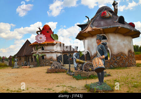 Berendeyevo, région de Moscou, Russie, 26 juillet 2014 paysage avec des personnages de conte de fées. Park à côté de la route. Banque D'Images