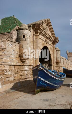 Petit bateau de pêche en bois sur le quai à l'intérieur du port historique d'Essaouira au Maroc. Banque D'Images