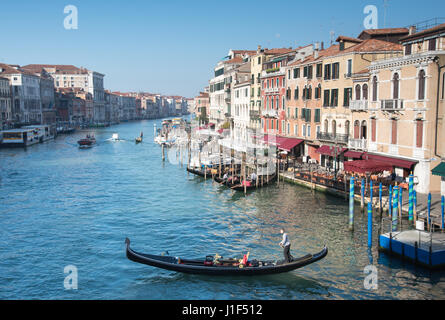 Grand Canal Venise avec Riva del Vin à droite, vue du Pont du Rialto Banque D'Images