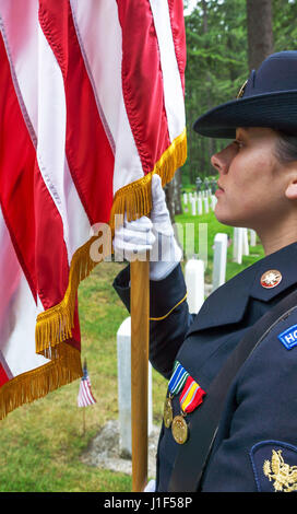 Garde d'honneur militaire féminin tenant le personnel du drapeau américain lors d'une cérémonie tenue à jour Memoral Ft. Lewis, Washington. 25 mai, 2015. Banque D'Images