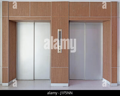Porte de l'ascenseur ou en acier à l'intérieur de porte immeuble de bureaux. Banque D'Images