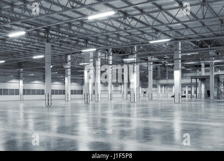 Bâtiment de l'usine vide ou entrepôt avec sol en béton pour l'arrière plan. Banque D'Images