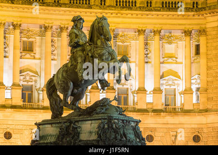 La sculpture équestre Prinz Eugen en face de Neue Burg, le palais impérial de Hofburg par nuit, Vienne, Autriche Banque D'Images