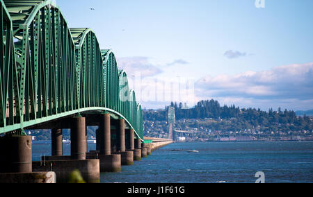 Solution technique originale et unique pont sur le fleuve Columbia à Astoria, pont fait ​​Of ossature en acier sur béton backwaters Banque D'Images