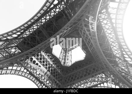 Tourné à l'angle de la Tour Eiffel à Paris, France. Image en noir et blanc Banque D'Images