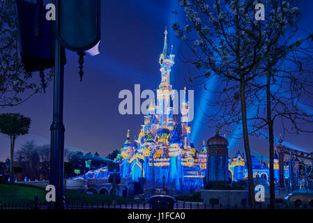 Cinderella's castle allumé pour le 25e anniversaire de Disneyland Paris 2017 Banque D'Images