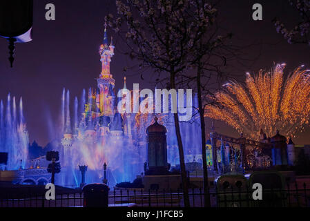 Cinderella's castle éclairé et d'artifice pour le 25e anniversaire de Disneyland Paris 2017 Banque D'Images