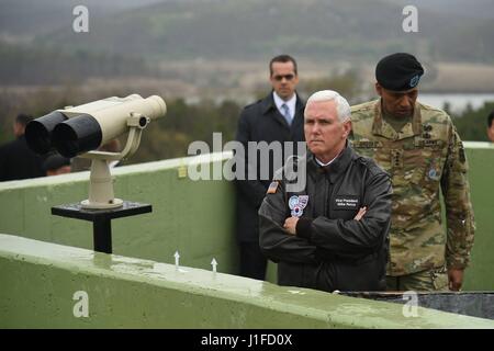 Le Vice-président américain Mike Pence, donne à l'intérieur de la zone de l'armée américaine avec le général Vincent Brooks K., commandant des forces des Nations Unies et des États-Unis en Corée au cours d'une visite à la zone démilitarisée le 17 avril 2017 à Panmunjom, la Corée du Sud. Banque D'Images