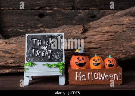 Trois citrouilles dans la boîte avec trick ou traiter sur grunge background Banque D'Images