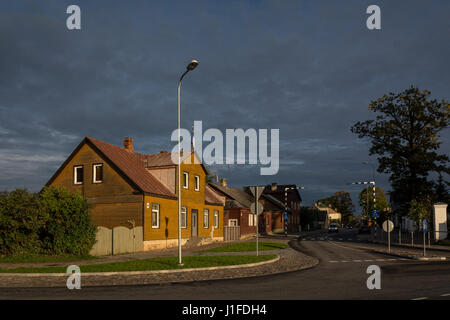 Vue sur la ville dans une vieille maison de bois avant la pluie. Soleil sur la chambre pendant que les nuages de pluie sont rassemblés à l'arrière-plan. Banque D'Images