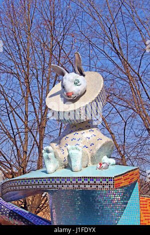 Kiev, UKRAINE - le 18 mars 2012 : l'aire de jeux pour enfants Alice au Pays des merveilles dans ruelle pittoresque par le sculpteur Konstantin Skretutskiy Banque D'Images