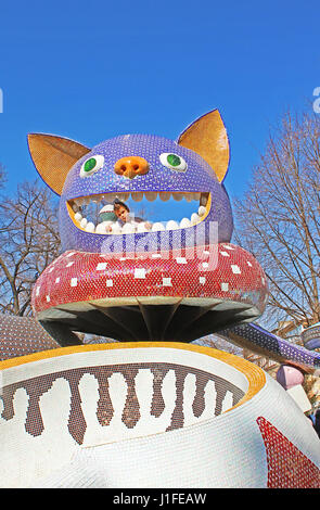 Kiev, UKRAINE - le 18 mars 2012 : l'aire de jeux pour enfants Alice au Pays des merveilles dans ruelle pittoresque par le sculpteur Konstantin Skretutskiy Banque D'Images