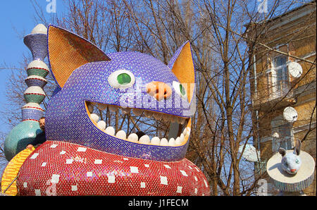 Kiev, UKRAINE - le 18 mars 2012 : l'aire de jeux pour enfants Alice au Pays des merveilles dans ruelle pittoresque par le sculpteur Konstantin Skretutskiy Banque D'Images