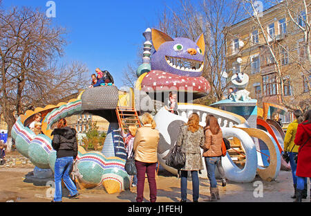 Kiev, UKRAINE - le 18 mars 2012 : personnes non identifiées sur l'aire de jeux pour enfants Alice au Pays des merveilles dans ruelle pittoresque Banque D'Images