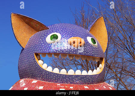 Kiev, UKRAINE - le 18 mars 2012 : l'aire de jeux pour enfants Alice au Pays des merveilles dans ruelle pittoresque par le sculpteur Konstantin Skretutskiy Banque D'Images