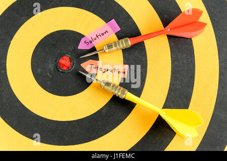 L'intégration de la solution avec l'écriture près de la cible de fléchettes bullseye sur fond de fléchettes, concept de données abstrait Banque D'Images