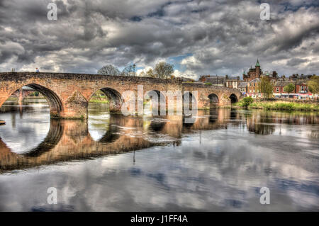 High Dynamic Range image Devorgilla de pont (Auld Brig) Dumfries, en Écosse. Les tourelles de la Cour Sherriff sont visibles en arrière-plan. Banque D'Images