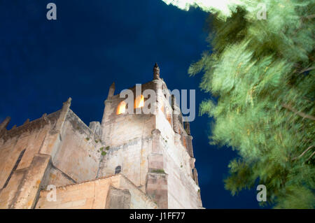 Nuestra Señora de los Ángeles church, vision de nuit. San Vicente de la Barquera, Cantabrie, Espagne. Banque D'Images