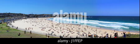 SYDNEY, AUSTRALIE - janvier 21, 2017 : personnes non identifiées sur la plage de Bondi à Sydney, Australie. Cette plage populaire a été fondée en 1851. Banque D'Images