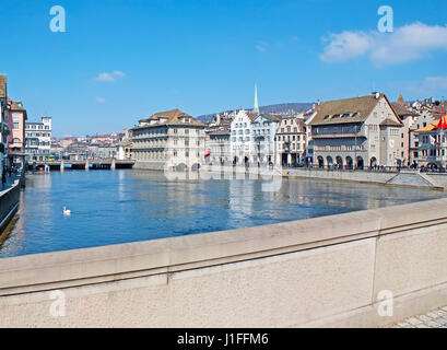 La promenade le long du pont de Munster avec vue sur la Limmat, a quitté les maisons à pignon de Zurich, Rathaus (hôtel de ville) et le pont Rathaus, Suisse Banque D'Images