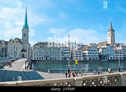 Zurich, Suisse - 20 mars 2011 : la vue sur stadthausquai quai de la rivière Limmat, à la notable sites touristiques de la ville - l'église Fraumunster Banque D'Images