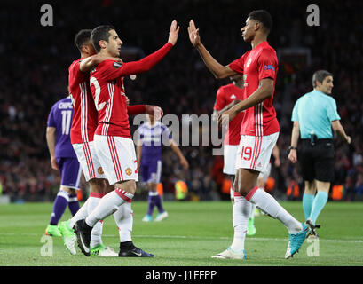 Manchester United, Henrikh Mkhitaryan fête marquant son premier but de côtés du jeu avec Marcus Rashford (à droite) au cours de l'UEFA Europa League, quart-de-finale match à Old Trafford, Manchester. Banque D'Images