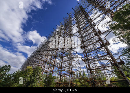 Vue du sol de l'ancien système radar soviétique appelé Duga près de Cherobyl en ville centrale nucléaire de Tchernobyl en Ukraine, la zone d'Aliénation Banque D'Images