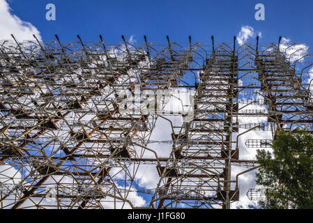 Vue du sol de l'ancien système radar soviétique appelé Duga près de Cherobyl en ville centrale nucléaire de Tchernobyl en Ukraine, la zone d'Aliénation Banque D'Images