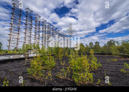 Ancien système radar soviétique appelé Duga à Tchernobyl-2 base militaire, la centrale nucléaire de Tchernobyl en Ukraine, la zone d'Aliénation Banque D'Images