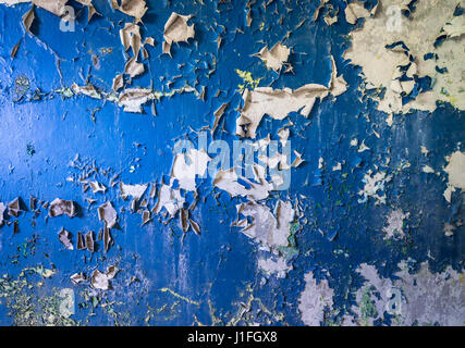 Peinture feuilletée sur le mur en bloc d'appartements abandonnés à Tchernobyl-2 base militaire, la centrale nucléaire de Tchernobyl en Ukraine, la zone d'Aliénation Banque D'Images