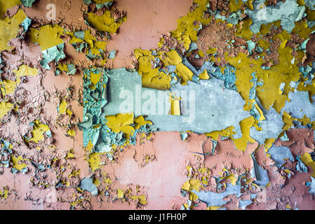 Mur dans l'école secondaire de Tchernobyl abandonnés-2 base militaire, la centrale nucléaire de Tchernobyl en Ukraine, la zone d'Aliénation Banque D'Images