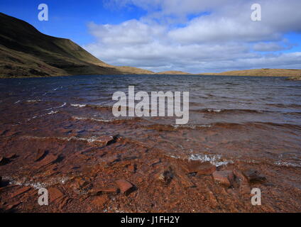 Llyn Y Fan Fawr,Black Mountain avec Fan Brycheiniog derrière Banque D'Images