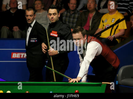 Ronnie O'Sullivan (à gauche) et Shaun Murphy lors de la sixième journée des Championnats du monde de snooker Betfred le Crucble au théâtre, Sheffield. Banque D'Images