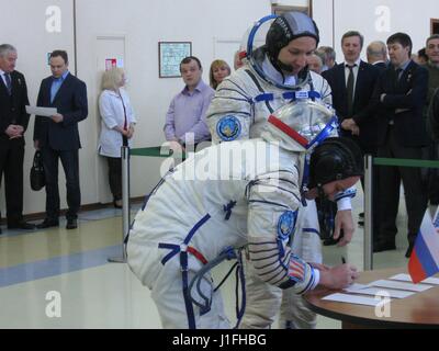 Station spatiale internationale La NASA Expedition 51 MS-04 sauvegarde mission Soyouz équipage cosmonaute russe Sergey Ryazanskiy de Roscosmos (à gauche) et l'astronaute américain Randy Bresnik rapport à des fonctionnaires de la Commission de l'État au cours de la phase de pré-lancement de l'équipage final des examens au centre d'entraînement des cosmonautes Gagarine le 30 mars 2017 à la Cité des étoiles, en Russie. (Photo de Rob Navias /NASA via Planetpix) Banque D'Images