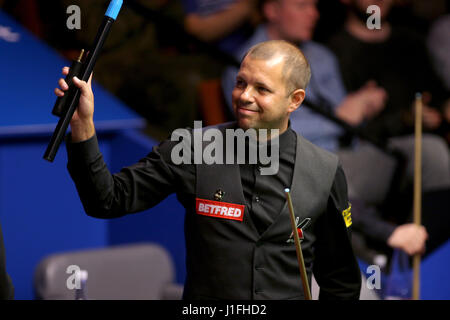 Barry Hawkins célèbre battre Tom Ford lors de la sixième journée des Championnats du monde de snooker Betfred le Crucble au théâtre, Sheffield. Banque D'Images