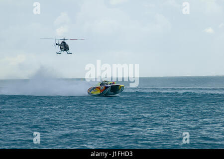 Off Shore bateau cigarette racing avec des hélicoptères à la suite Banque D'Images