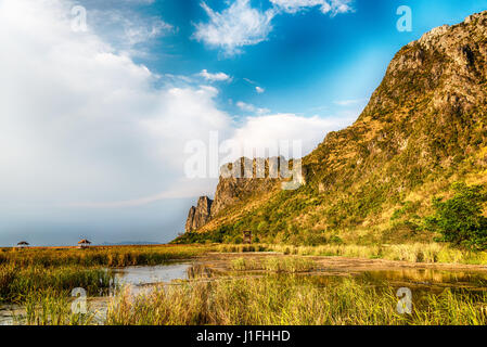 Beau paysage avec ciel bleu à Khao Sam Roi Yot National Park, Prachuap Khiri Khan, Thaïlande Banque D'Images