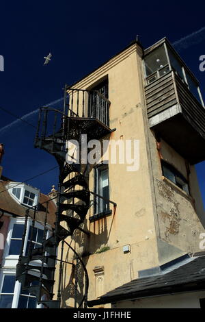 Tour d'observation du sud à Aldeburgh, Suffolk, sur le front de mer avec ciel bleu et Mouette survolant en colimaçon en fer Banque D'Images