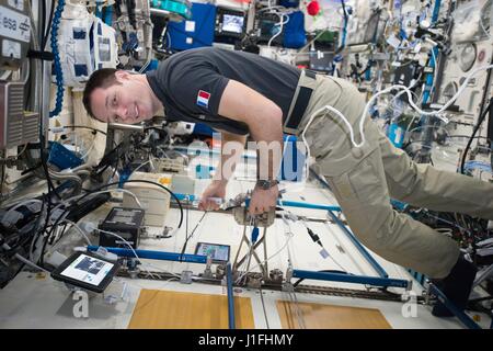 Expédition de la NASA 50 premier membre d'équipage astronaute français Thomas Pesquet de l'Agence Spatiale Européenne travaille sur l'haptique-2 à bord de la Station Spatiale Internationale Le 31 janvier 2017, dans l'orbite de la Terre. (Photo de la NASA NASA /photo via Planetpix) Banque D'Images