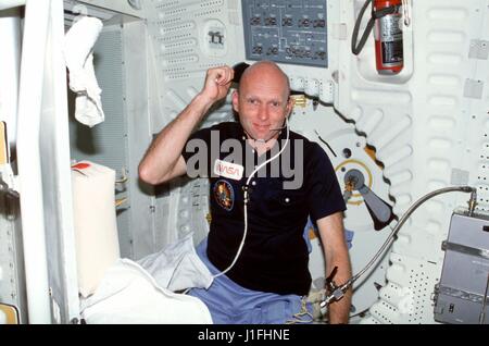 La navette spatiale Columbia de la NASA mission STS-3 premier astronaute de l'équipage Gordon Fullerton utilise un kit d'hygiène brosse à cheveux pour brosser ses cheveux 30 mars 1982 dans l'orbite de la Terre. (Photo de la NASA NASA /photo via Planetpix) Banque D'Images