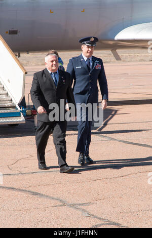 La Station spatiale internationale de la NASA 51 MS-04 Expédition Soyouz mission premier équipage du cosmonaute Fyodor Yurchikhin de Roscosmos (à gauche), de l'astronaute Jack Fischer arrivent sur le site de lancement pour lancer la formation pré-finale le 5 avril 2017 à Baïkonour, au Kazakhstan. (Photo par Victor Zelentsov /NASA via Planetpix) Banque D'Images