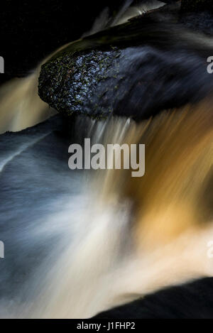 Détail de l'écoulement de l'eau sur les roches à Wyming brook nature reserve, Sheffield, Angleterre. Banque D'Images