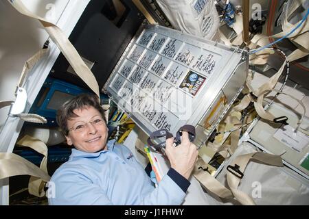 Expédition de la NASA 50 premier membre d'équipage l'astronaute américaine Peggy Whitson décharge spaceflight livré du matériel à la Station spatiale internationale par SpaceX CRS-10 Mars 9, 2017 dans l'orbite de la Terre. L'emballage des biens inclus dans le construit par les élèves Les élèves du secondaire de la NASA United avec la NASA pour créer le matériel (intuition). (Photo de la NASA NASA /photo via Planetpix) Banque D'Images