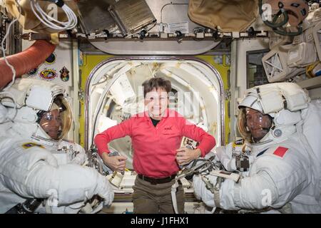 La Station spatiale internationale de la NASA le premier membre de l'équipage Expedition 50 L'astronaute américaine Peggy Whitson (centre) pose avec l'astronaute américain Shane Kimbrough (à gauche) et Thomas Pesquet spationaute français de l'Agence spatiale européenne (droit) avant leur sortie extravéhiculaire, 24 mars 2017 dans l'orbite de la Terre. (Photo de la NASA NASA /photo via Planetpix) Banque D'Images