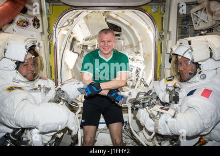 La Station spatiale internationale de la NASA le premier membre de l'équipage Expédition 50 cosmonautes russes Oleg Novitski de Roscosmos (centre) pose avec l'astronaute américain Shane Kimbrough (à gauche) et Thomas Pesquet spationaute français de l'Agence spatiale européenne (droit) avant leur sortie extravéhiculaire, 24 mars 2017 dans l'orbite de la Terre. (Photo de la NASA NASA /photo via Planetpix) Banque D'Images