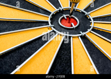 Cible dart gros plan avec la flèche sur le centre de la cible, l'objectif cible de l'investissement des entreprises, le concept de stratégie financière abstract background Banque D'Images